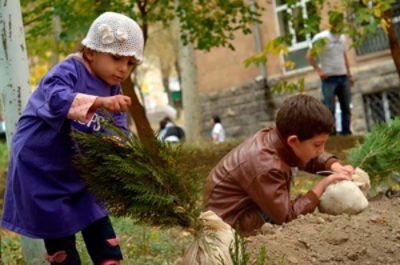 kids planting trees in Armenia