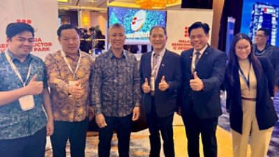 Group photo of business and industry leaders, including Dr. Salleh Ahmad, Yong Kai Ping, Datuk Seri Utama Haji Tengku Zafrul, Robert Li, Adrian Ng, and Angle Low.