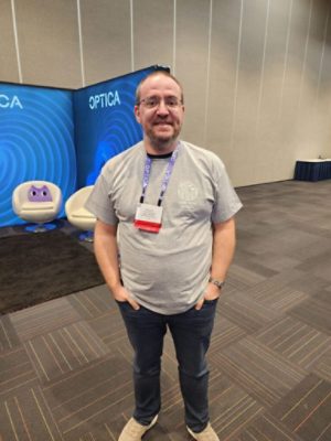 Fran?ois Riguet from Safran REOSC wearing the °ϲʿ t-shirt