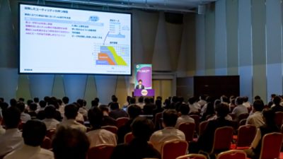 Mr. Sawada explains flash memory with mixed-signal circuits integrating digital and analog elements
